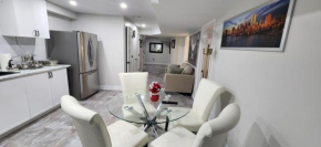 Cozy 2 Bedroom Home with Private Side Entrance & Self Check-in Kitchener